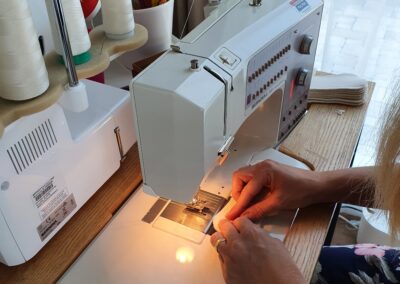 Handgefertigt für perfekten Halt: Beim Nähen der SlipSafe Slipeinlagen wird besonders auf die präzise Verarbeitung der Haftfelder geachtet – für Sicherheit ganz ohne Klebestreifen.