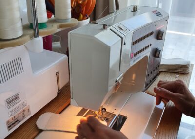 Präzision im Detail: Erfahrene Hände fertigen eine waschbare SlipSafe Slipeinlage im Atelier. Jede Einlage wird mit Sorgfalt und hochwertigen Materialien in der Schweiz genäht.