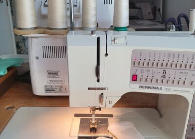 Handgefertigte SlipSafe Slipeinlagen im Schweizer Atelier: Präzises Nähen der nachhaltigen Slipeinlagen aus Bio-Baumwolle an der Nähmaschine.